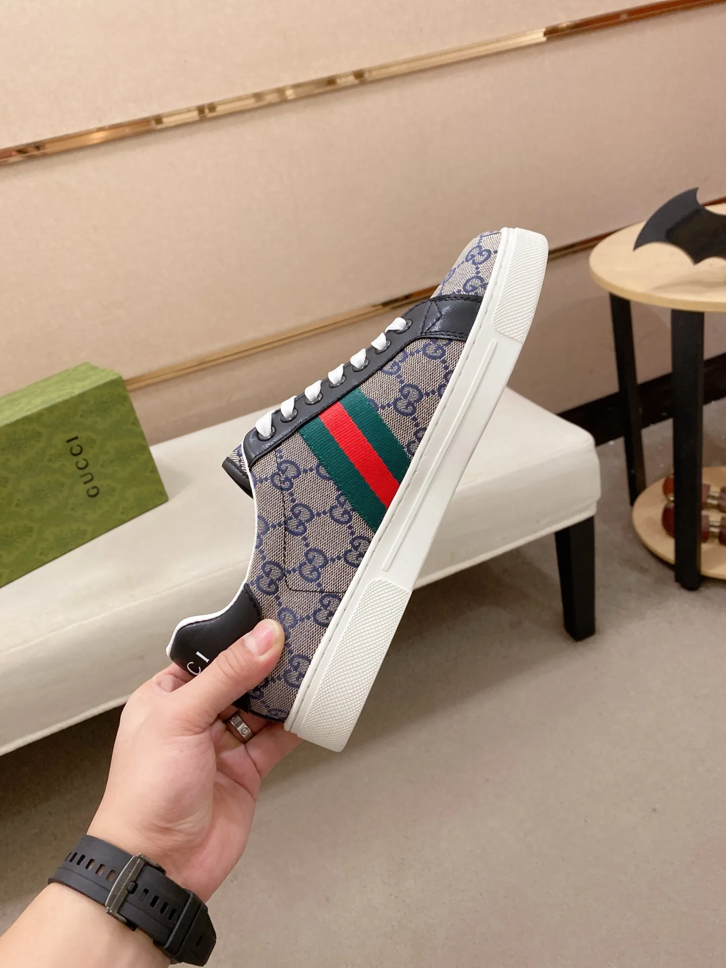 Factory price: 460💰 (GUCCI) The latest model from the official website 🎁🎁Casual and fashionable men's shoes👟, hot style 💥The version is simple and elegant, exclusive for trendy men. Unique official website latest brand elements 👑Gucci original decoration, fashionable and generous, the fabric is original cowhide ✅sheepskin lining, the official website specifies wear-resistant casual outsole, the classic model is taken in kind at the counter🎬38-44 (45 is not returned or exchanged)